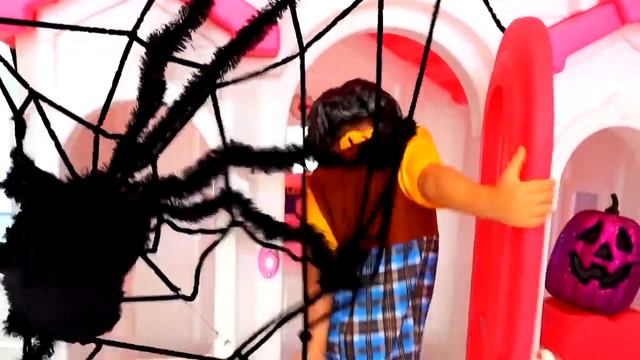 Диана собирает конфеты на Хэллоуин