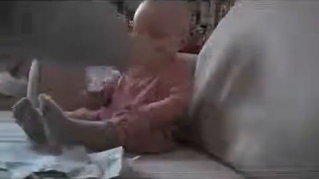 Мальчонка смеется
