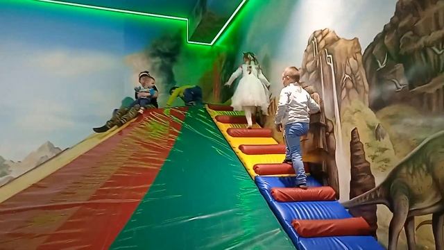 HAPPY KIDS ARTUR AND KAROLINA ВЕСЕЛОЩІ І РОЗВАГИ У РОЗВАЖАЛЬНОМУ ЦЕНТРІ ВЕСЕЛКА!!!