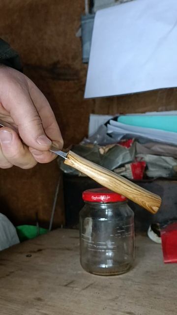 Красивый рисунок рукояти из рябины.