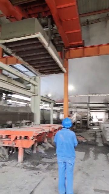 Кантовочный манипулятор кантует форму с массивом на 90°