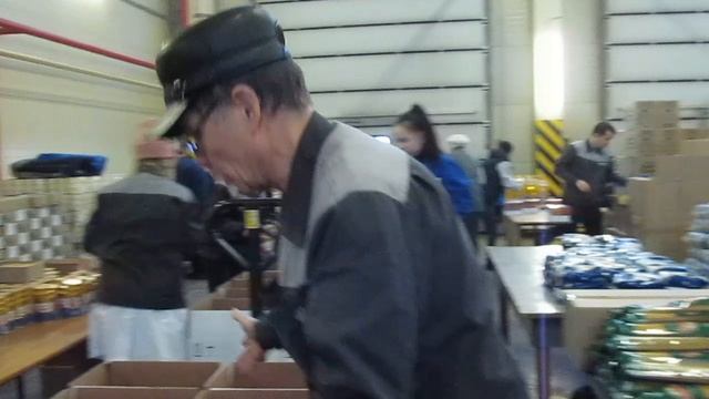 Мы вместе. Пенсионеры ВЗСП фирма Август приняли участие в сборе продуктовых наборов