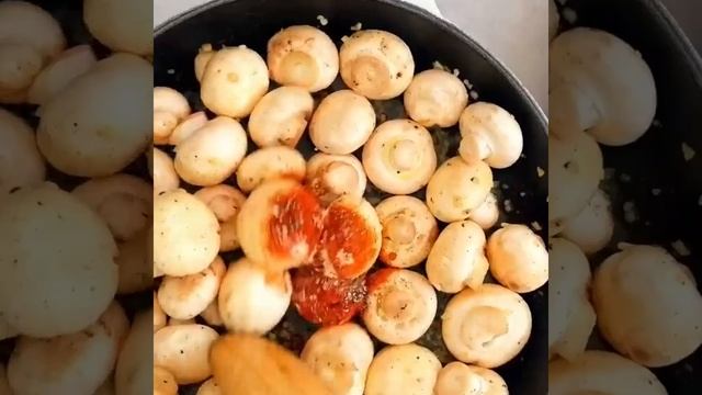 Грибы в сливочно- чесночном соусе с беконом