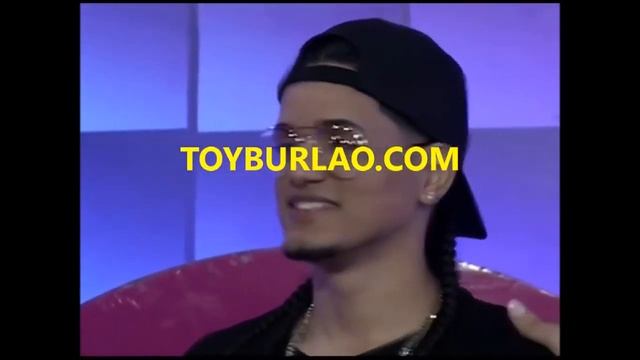 TRANSEXUAL MIA CEPEDA BESA FAMOSO YOUTUBER JUAN TAVAREZ EN PLENA TELEVISION