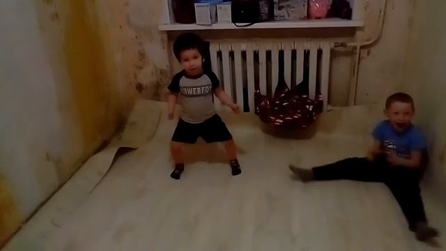 тает лед!!!! -  Денис тацует