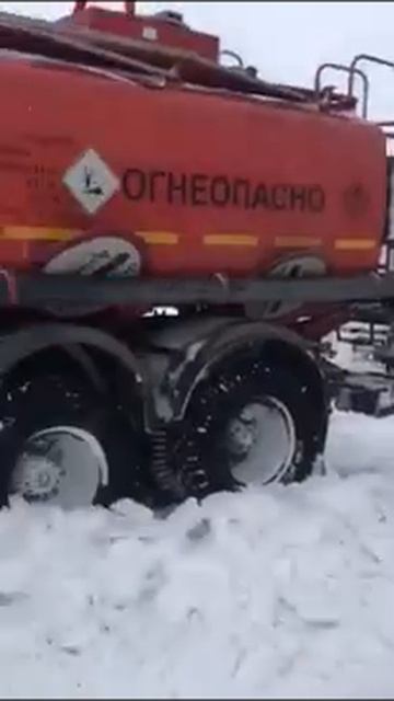 Автодорога с Газ Сале до Тазовска  Пробка из грузовых машин