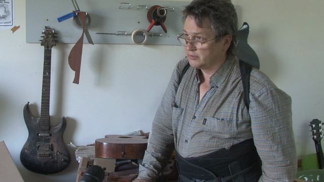 в мастерской. 2012 год. гитары не горят