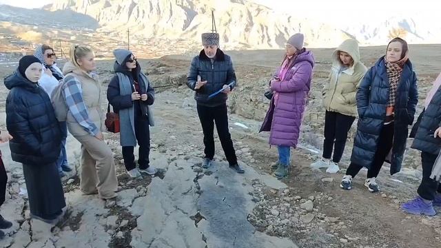 Заведующий МКУК "Куппинский музей.." Омаров Шамиль провёл экскурсию к  Солнечным часам-календарям