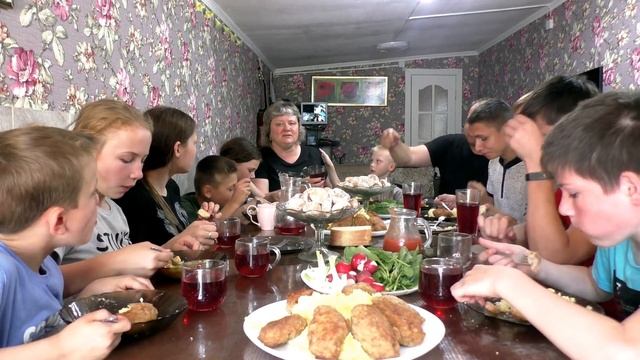 Эмоциональный МУКБАНГ.  Пюрешка ,котлетки