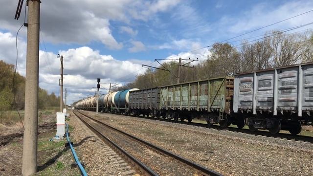 Тепловоз 2ТЭ116УД-028 с грузовым поездом