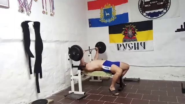 Жим лежа штанги 90кг. - 23 раз ( для своего веса 95 кг, возраст 47,5 лет, рост 175 см)