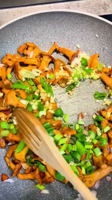 1 ЧАСТЬ : Лесные Грибы / ЛИСИЧКИ жареные с чесноком и луком / быстрый рецепт Грибов жареных