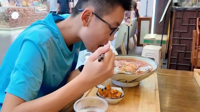 坐火車去拉薩，媳婦提前準備好零食，量販店大採購