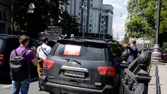 Лось на дороге: киевляне пометили машины нардепов