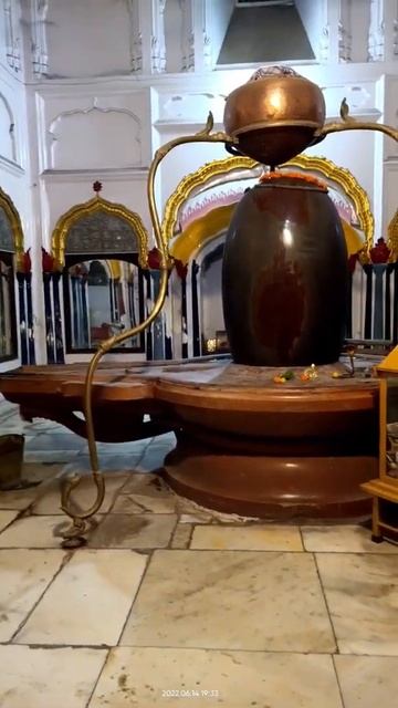 प्राचीन मंदिर में स्थापित विशाल शिवलिंग/नर्मदा नदी से मिला था शिवलिंग/natural shivling#Short Video#