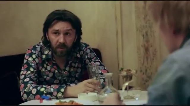 -Арфистку видел? -Да. -Бесит.