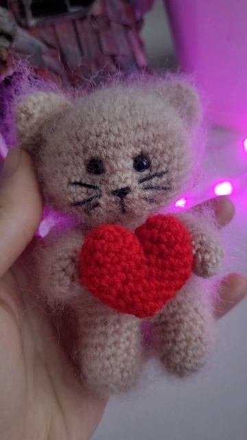 Котики с сердечком