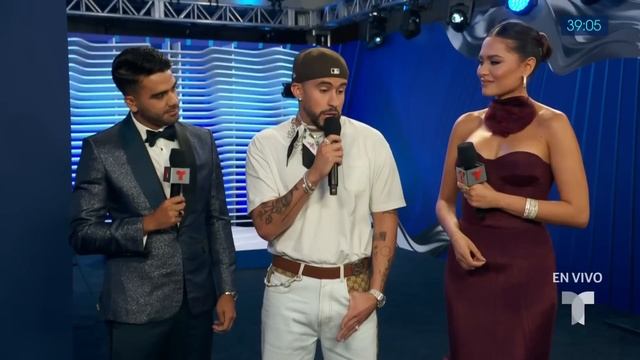 La tierna reacción de Bad Bunny al ser halagado en la alfombra azul | Premios Billboard 2023