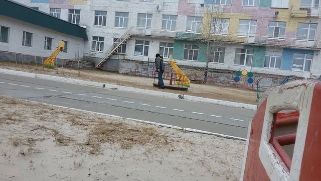 Пацан на карусели