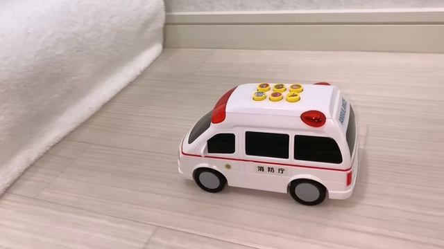 Детский автомобиль «Скорая помощь» в экстренном случае преодолевает склон