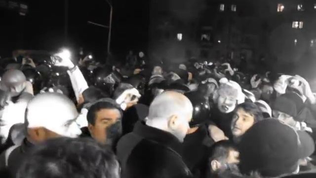 Суд над васильковскими террористами. Беркут снял маски после того как побил людей у здания суда