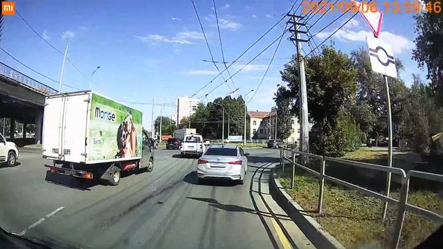 газель не знает пдд, и не смотрит в зеркала.
