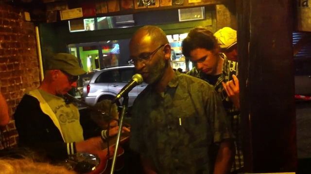 2:22 of pure Blues happiness @ the legendary Bizon Café jam session :) in Brussels, Belgia