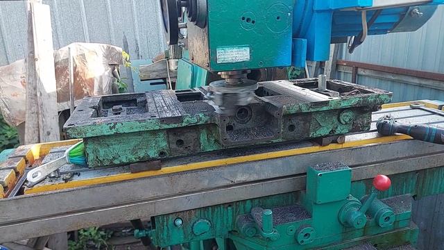 Фрезерный широкоуниверсальный станок UF222 (6Р83Ш)
