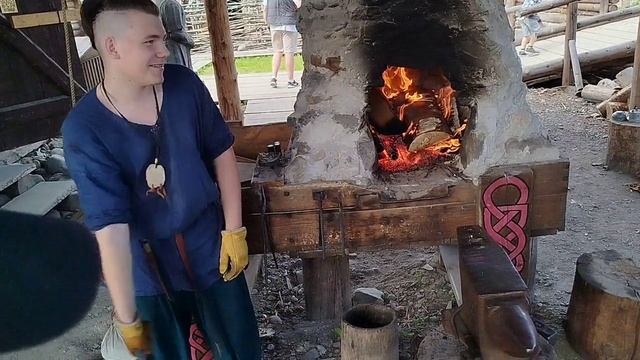 Помогаем кузнецу чеканить монетку. В историческом парке Бастион, Сортавала, июль 2024