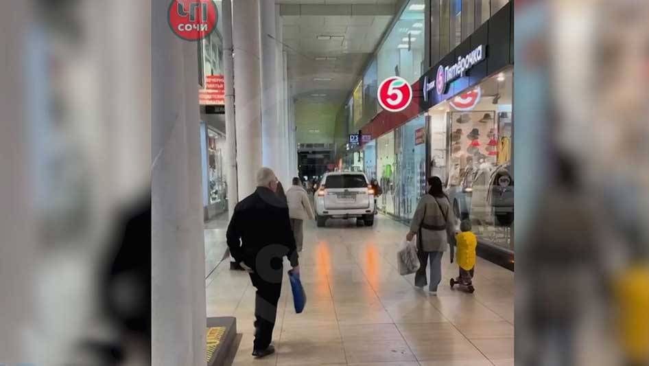 Водитель внедорожника, заехавший в торговую галерею Сочи, привлечен к ответственности