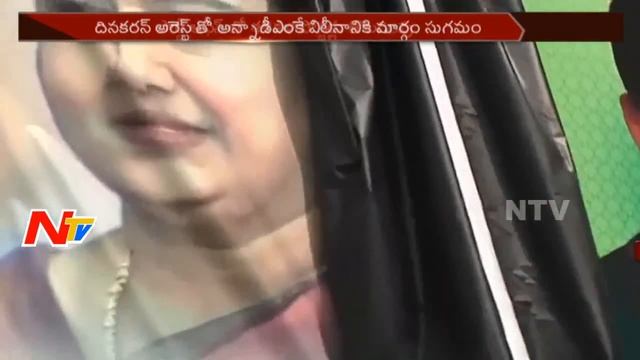AIADMK Removes Sasikala Posters from Party Office || NTV