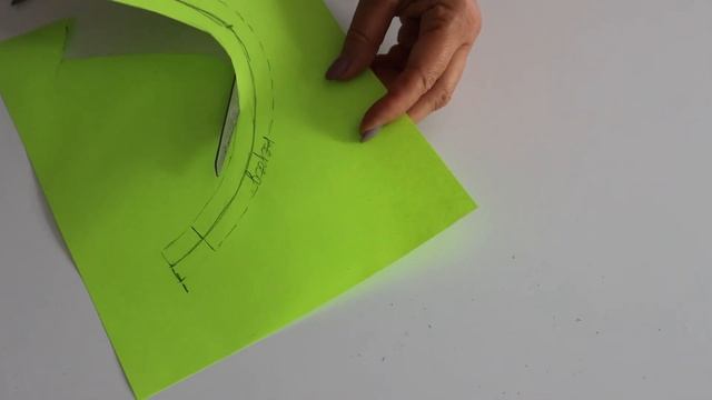 Мне надоело, что оттопыривается горловина. Знакомая швея показала уникальный способ решения проблем