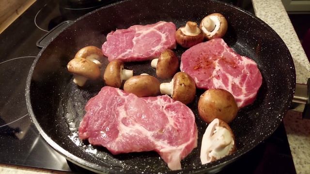 Стейк со свинины с грибами на сковороде