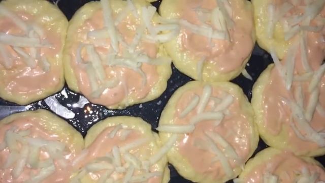 Маленькие вкусности для любителей пиццы .