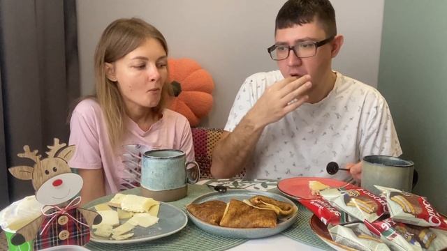 Мукбанг🍽️На завтрак БЛИНЫ С ГРИБАМИ🫔Сыр🧀Печенье🍪Наше мнение о сериале «Слово Пацана»🤟