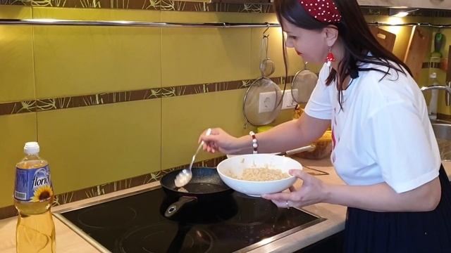 Клава чуток перебрала пантерного мухомора.Весело готовлю и жру блинчики!