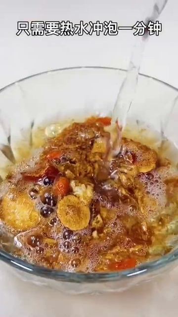 女人就要对自己好一点，每天一杯有机鲜银耳熬制成的银耳羹，可以节省面膜，喝出好气色