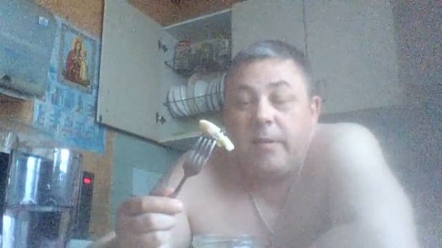 как мужик селедку ел