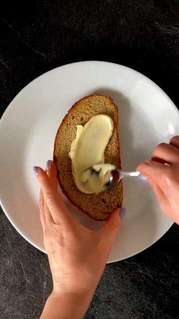 Mushroom And Scrambled Egg Bagel Sandwich / Простой сэндвич на завтрак с грибами и омлетом #shorts