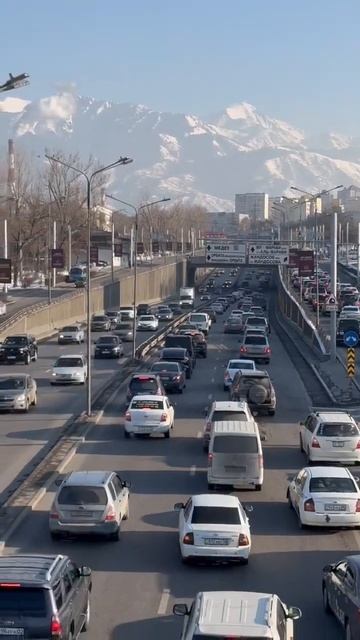Алматы. Улица Саина. 12 февраля 2023.Казахстан. Kazakhstan.Almaty.The roads and mountains. February