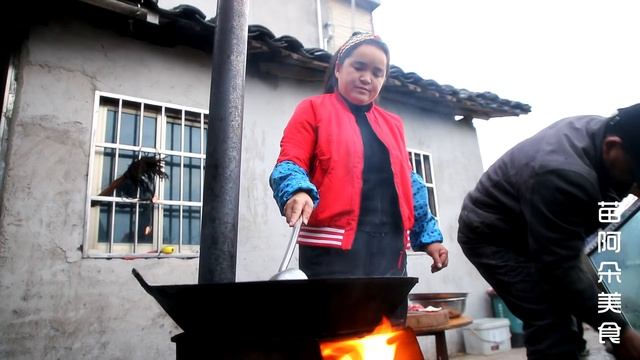 苗大姐捉鱼未果，回家做家人最爱的肉烩菜，满满一大碗吃爽了【苗阿朵美食】
