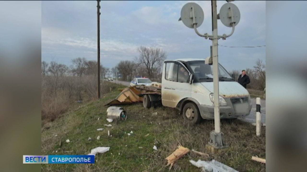 На Ставрополье грузовик столкнулся на переезде с локомотивом