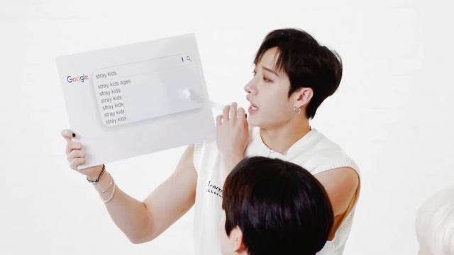[Озвучка MAX] Stray Kids Answer the Web's Most Searched Questions/ Поисковая строка самозаполнения