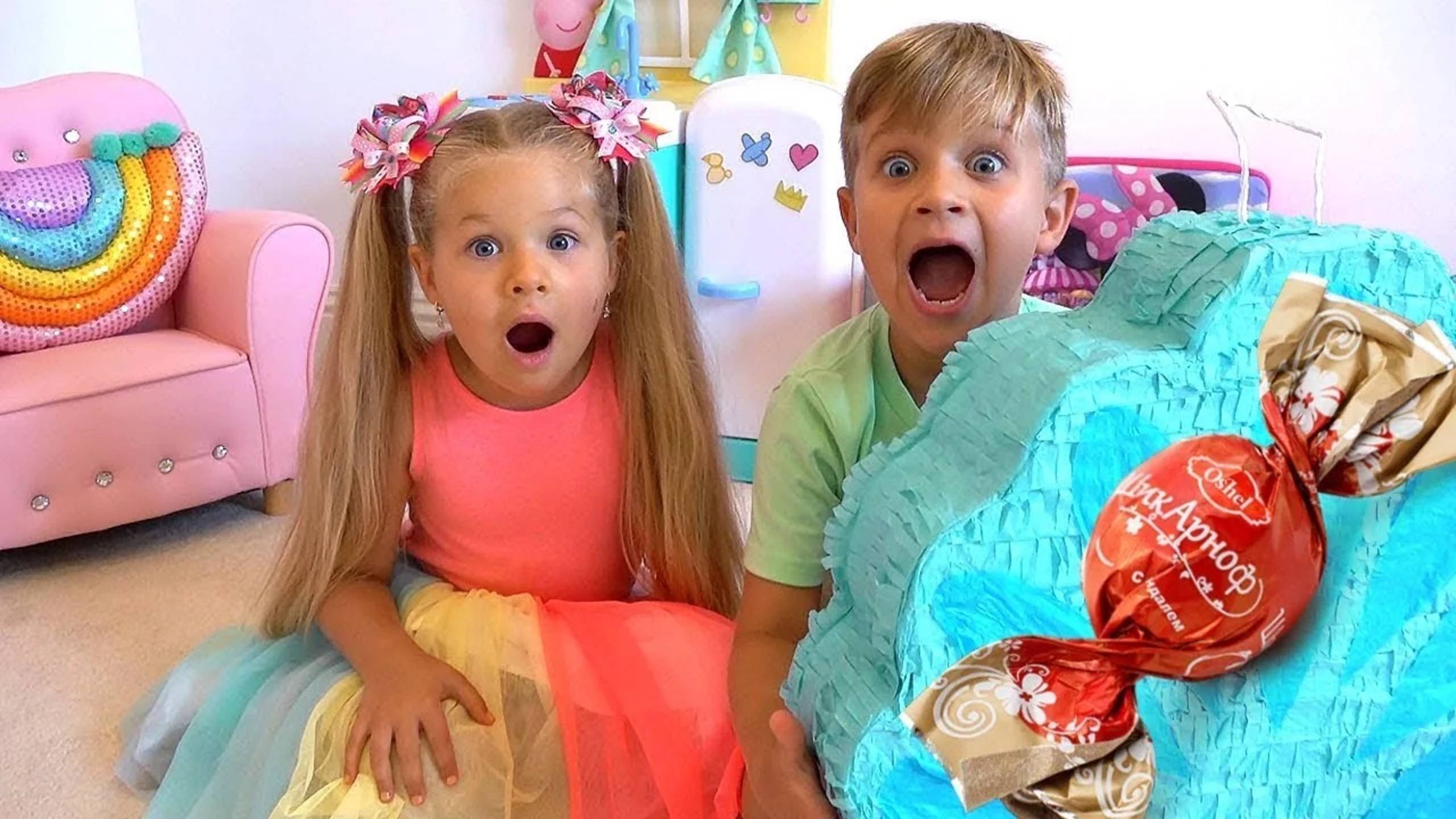 Диана хочет быть красивой, наряжается и делает макияж