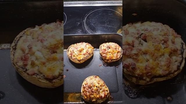 грибы,хамон ,сыр... всё просто.. ... .. но как вкусно 🥹🥹🥹