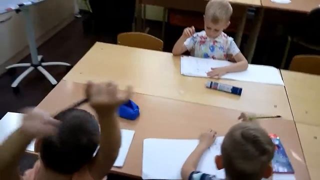 Делим слова на слоги.
