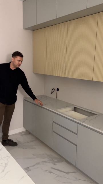 ⚫Кварцевый агломерат:  остров + столешница (calacatta под мрамор)⚫