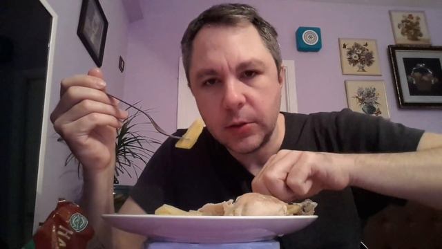 АСМР ИТИНГ. КУШАЮ ЖАРЕНУЮ КУРИЦУ С КАРТОШКОЙ И МАЛОСОЛЬНЫМ ОГУРЧИКОМ. ASMR