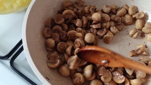 ГРИБНОЙ СУП  (ИЗ ШАМПИНЬОНОВ). ВКУСНЫЙ, МНЕ ОЧЕНЬ НРАВИТСЯ! 👍