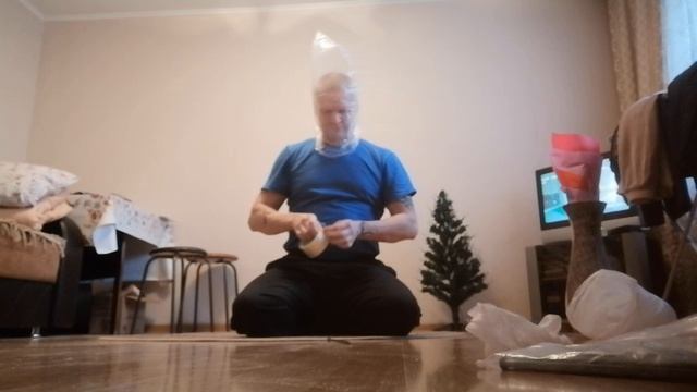 Стоя на голове и с мешком на голове, согнул леруашный гвоздь 200. 6. Голые руки